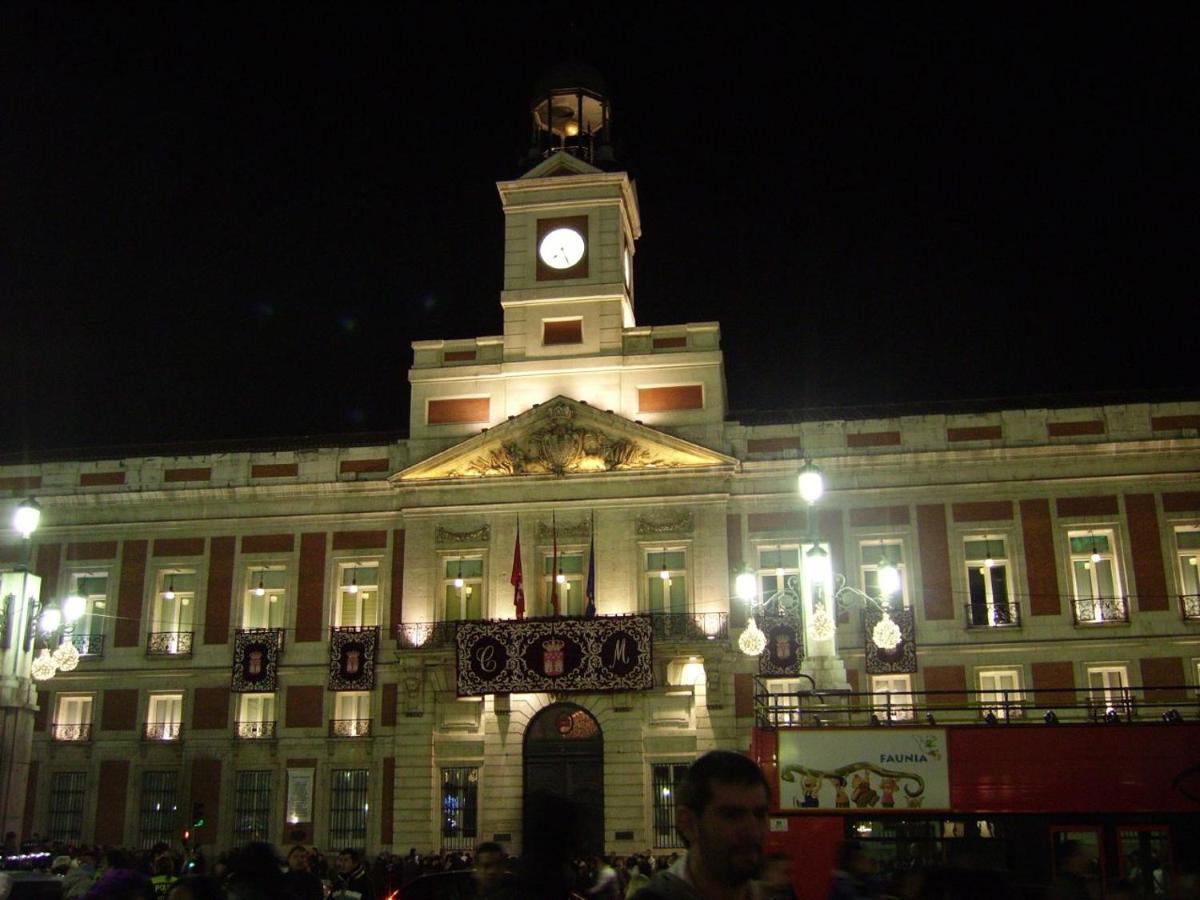 Apartamentos Felipe IV Plaza Mayor Madrid Kültér fotó